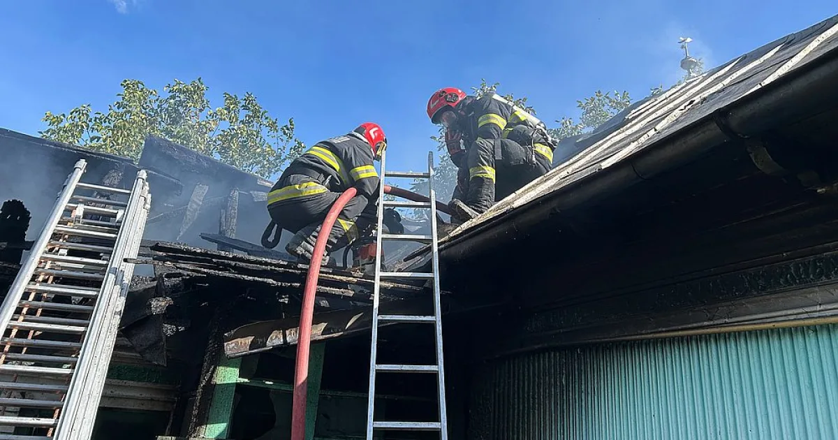Incendiu la o locuință din Moinești. Casa a ars pe o suprafață de 100 de metri pătrați