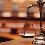 Judecătoria Buhuși stabilește locuința copilului la tată și respinge plecarea în Elveția