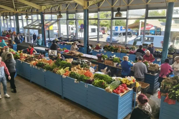 Prețuri psihologice în piață: 5,90 lei, 6,99 lei și frig la tarabă