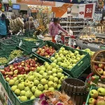Producători locali din Moldova își expun produsele regionale la Carrefour Bacău