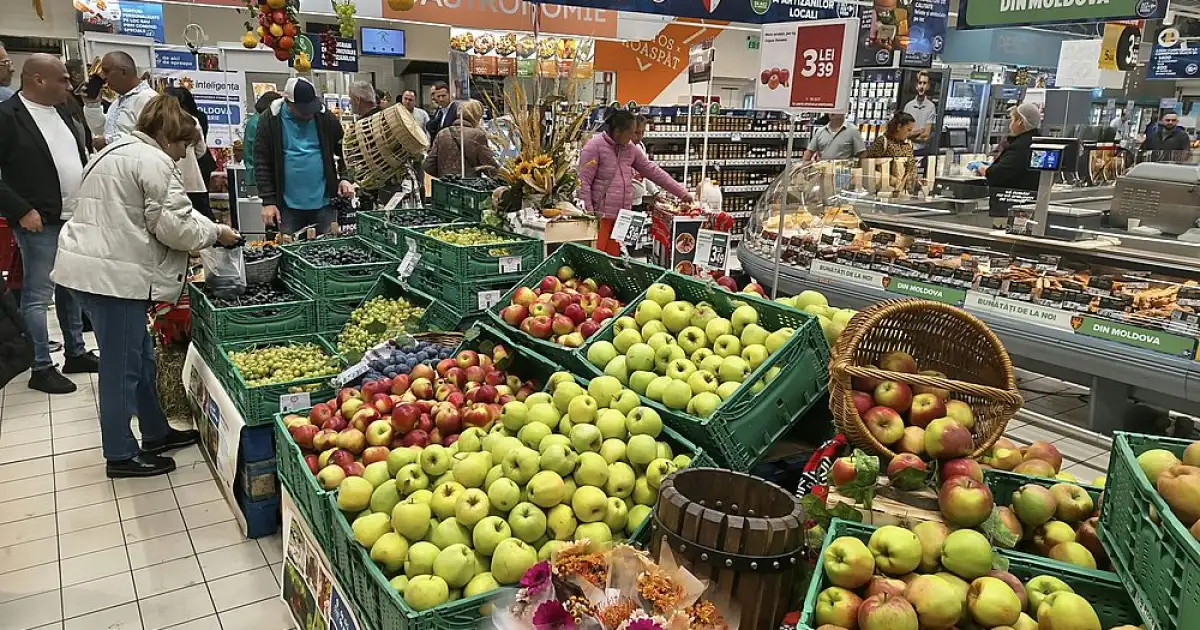 Producători locali din Moldova își expun produsele regionale la Carrefour Bacău